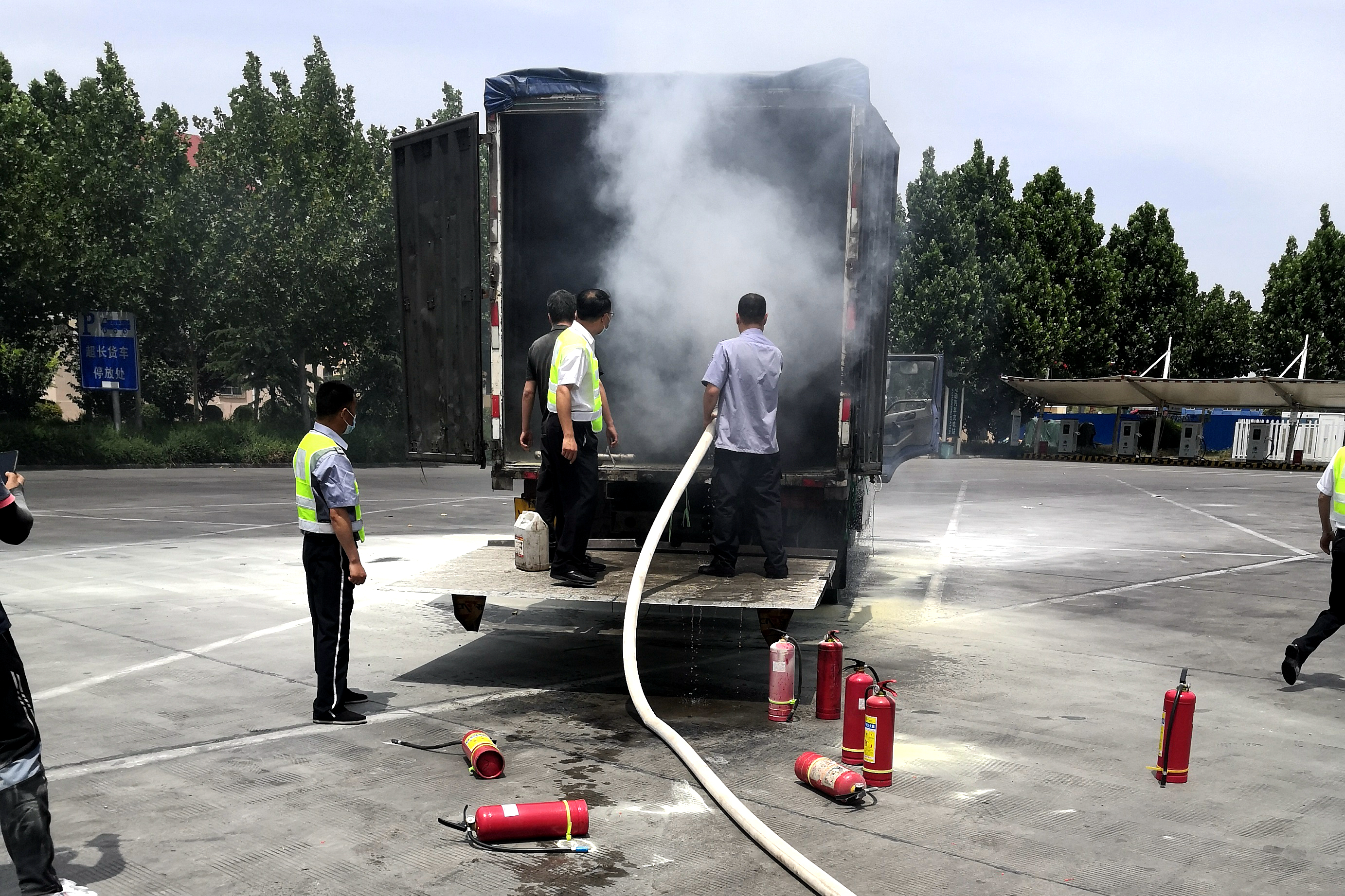 圖說(shuō)：6月4日，一輛車(chē)牌號(hào)為豫AV5812的物流運(yùn)輸車(chē)在行駛途中起火，洛陽(yáng)服務(wù)區(qū)全力救援受贊譽(yù).jpg