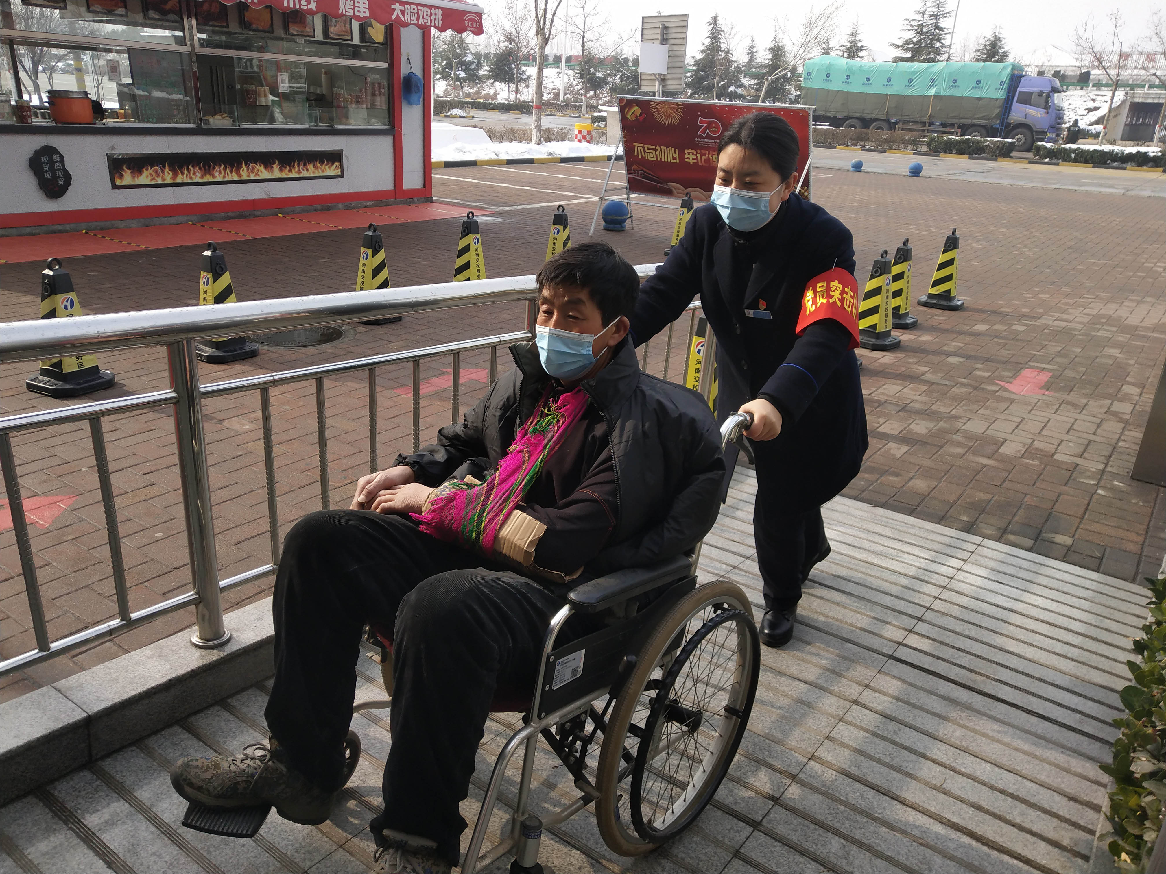1月25日,汝陽服務區黨員志愿者幫助行動不便顧客。牛亞新 攝.jpg 1月25日,汝陽服務區黨員志愿者幫助行動不便顧客。牛亞新 攝.jpg