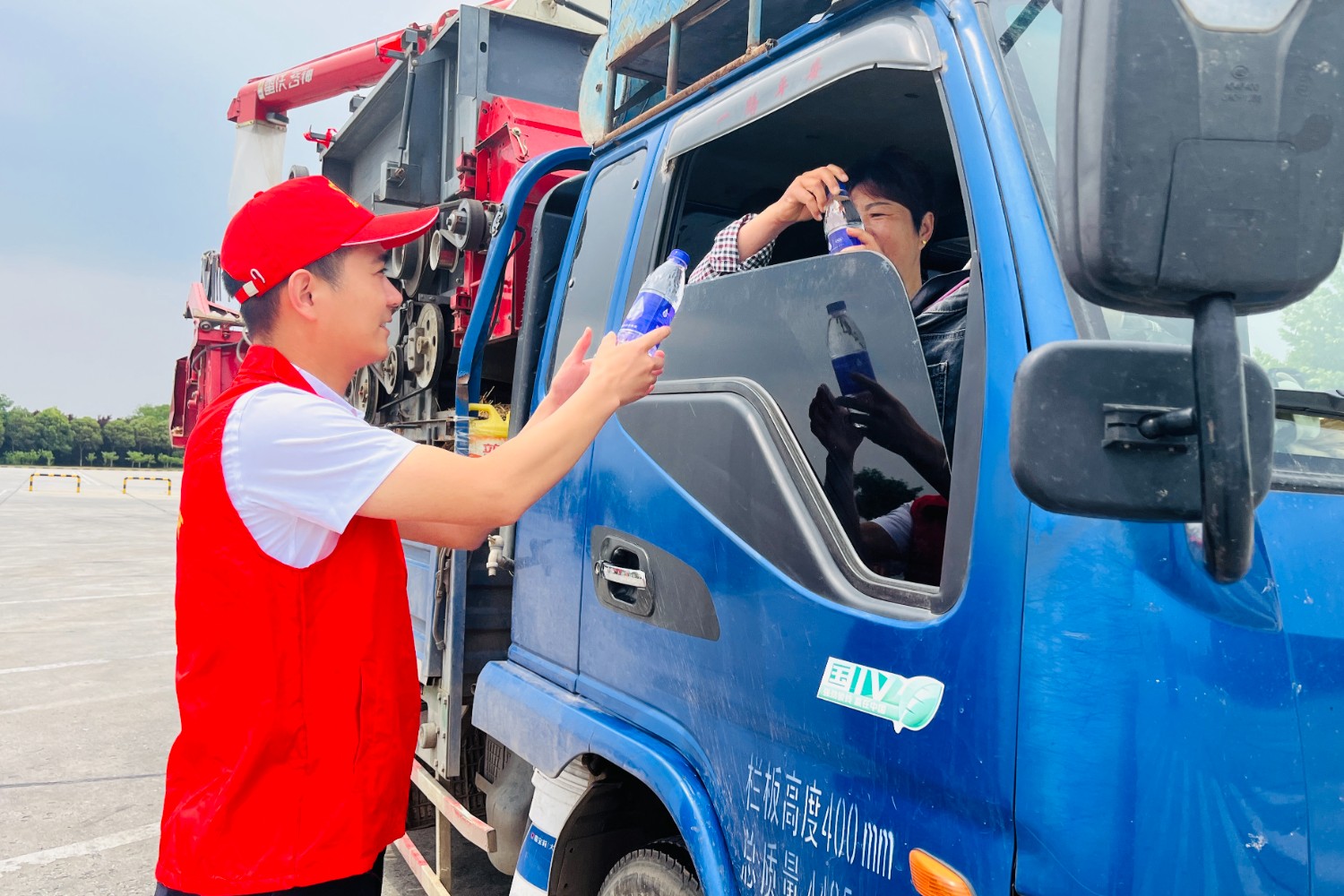 南陽北服務區為“三夏”跨區機收車輛司乘人員提供免費茶水服務。(拍攝者:王豐娟18240523352).jpg