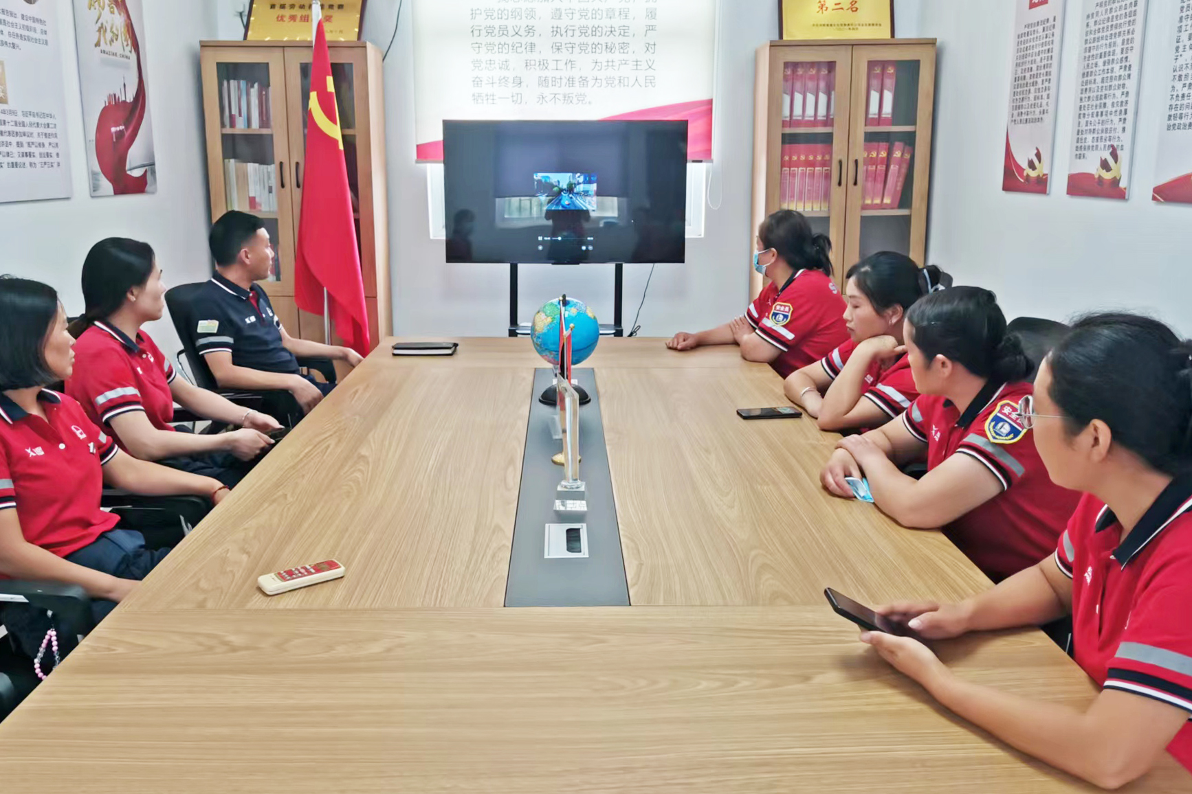 2024年6月7日 河南高速石化有限責(zé)任公司 鄢陵南服務(wù)區(qū)加油站 端午節(jié)前組織員工進(jìn)行節(jié)前安全知識(shí)。事故案例學(xué)習(xí) 王雪麗.jpg 2024年6月7日 河南高速石化有限責(zé)任公司 鄢陵南服務(wù)區(qū)加油站 端午節(jié)前組織員工進(jìn)行節(jié)前安全知識(shí)。事故案例學(xué)習(xí) 王雪麗.jpg